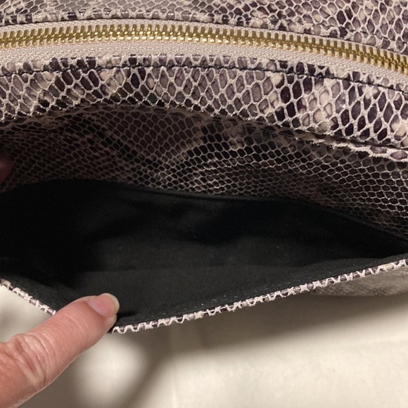 G.i.l.i. Genuine Leather Snakeskin Look Textured Bag - Picture 9 of 14